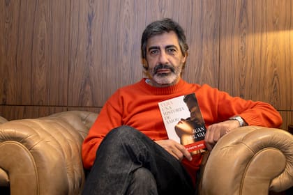 El autor con un ejemplar de su novela premiada, Vera, una historia de amor