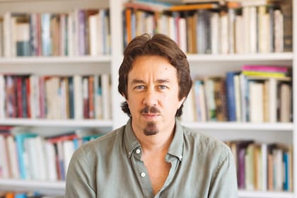 El autor de "La uruguaya" formó un dúo con el que rapea sonetos de Quevedo y Borges; “es una manera de volver a contar historias, pero con otras reglas”, dice