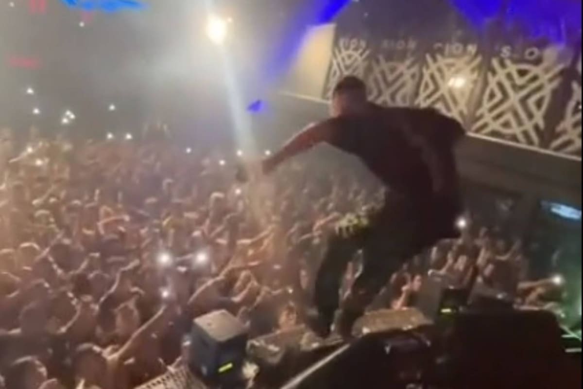 El autor de Cumbia 420 un instante antes de caer sobre su público.