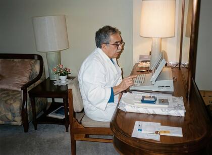 El autor de "El otoño del patriarca" frente al teclado de la computadora, en 2006
