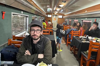El autor de la crónica, en el vagón comedor del tren
