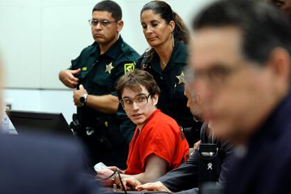 El autor de la masacre escolar en Parkland, Nikolas Cruz, es escoltado de la corte luego de recibir su sentencia en el tribunal del condado Broward, el miércoles 2 de noviembre de 2022, en Fort Lauderdale, Florida. (Amy Beth Bennett/South Florida Sun Sentinel vía AP, Pool)