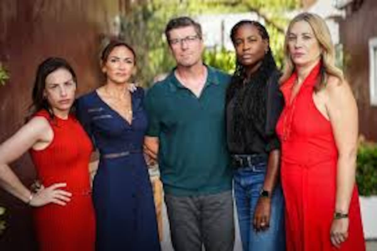 El autor de The Carpool Detectives junto a las protagonistas de la historia