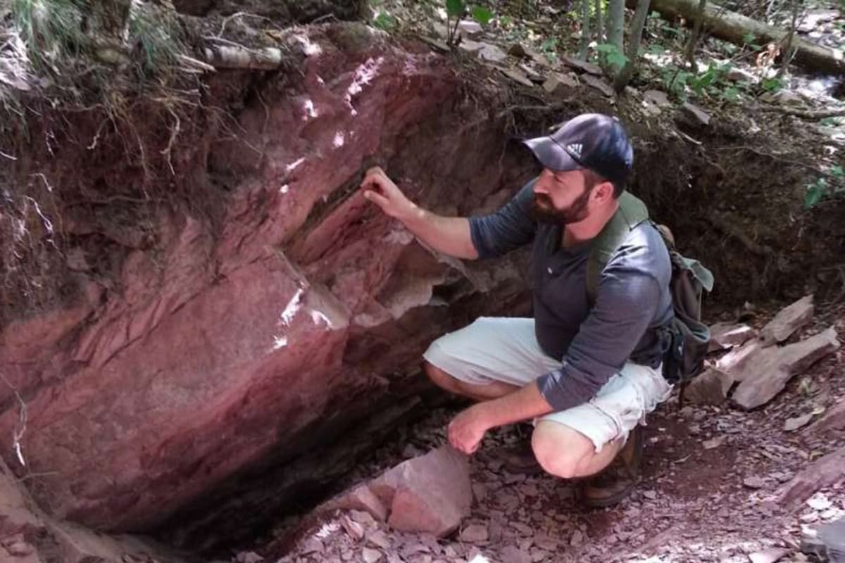 El autor del estudio, Richard Knecht, en el yacimiento fósil. Crédito: Richard Knecht / Universidad de Harvard