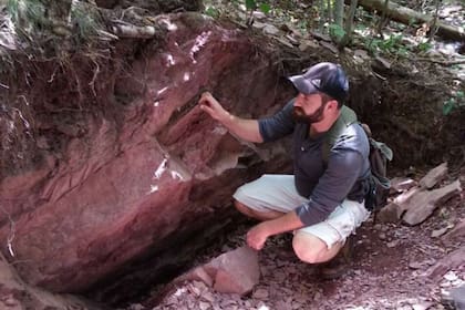 El autor del estudio, Richard Knecht, en el yacimiento fósil. Crédito: Richard Knecht / Universidad de Harvard