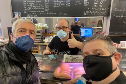 El autor del tuit compartió esta imagen junto a su amigo y al mozo que los atendió