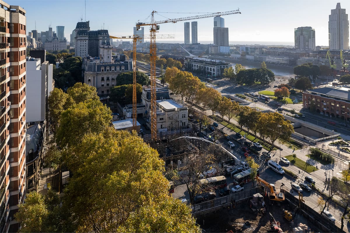 El autor destaca la importancia de la “exteriorización productiva” de la ley 27.613, a partir de lo cual sólo pueden blanquear aquellos que decidan invertir en obra nueva;