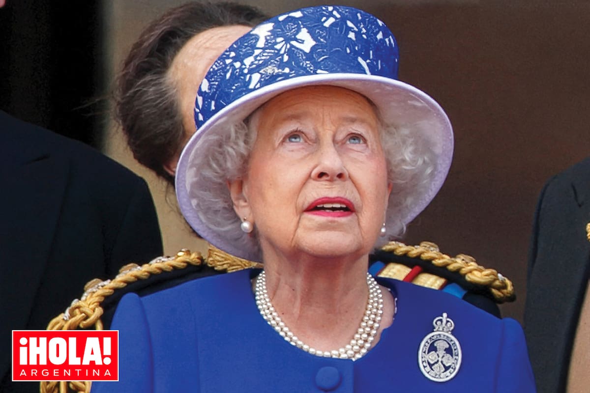 El autor ha dedicado más de sesenta años a estudiar la historia de la monarquía británica y tuvo oportunidad de
reunirse en numerosas ocasiones con la soberana