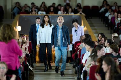 El autor japonés Haruki Murakami asistió a una reunión con estudiantes durante la semana de los Premios Princesa de Asturias 2023