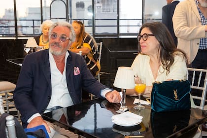 El autor junto a la escritora francesa Keren Benoliel.