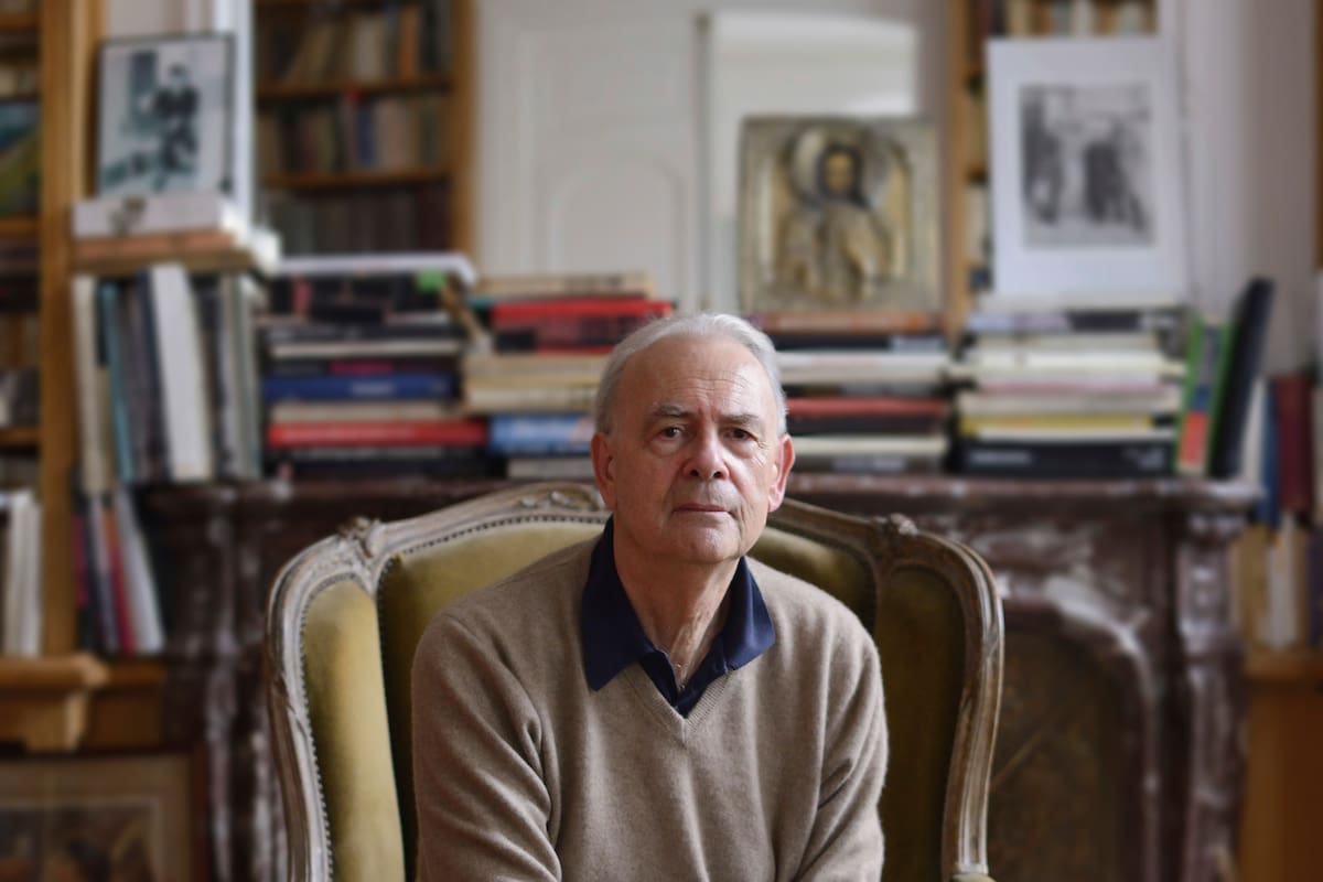 El autor Patrick Modiano en su departamento parisino