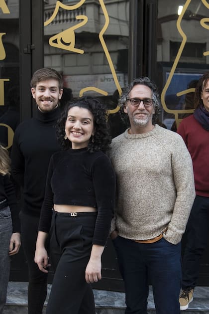 El autor y director Pablo Gorlero junto al joven elenco que recreará la atmósfera de Tin Pan Alley, el emblemático rincón neoyorquino