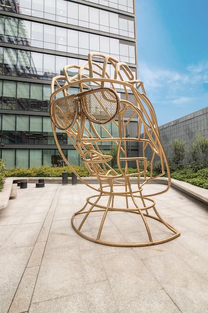 El "Autorretrato mediático" de Minujín en la terraza de Fundación Santander, en 2021
