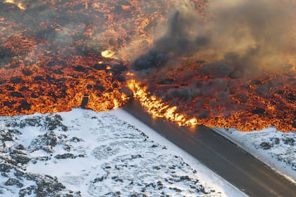 El avance de la lava en un camino cerca de Grindavik, Islandia, tras la erupción de un volcán. (AP/Marco Di Marco)