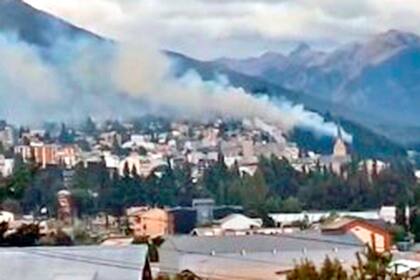 El avance del fuego hace pocos días, a la altura del km 1 de la avenida Bustillo, en Bariloche