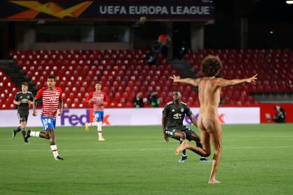 El avance del Granada ante Manchester United tuvo un obstáculo inesperado: un nudista invadió el campo a los 6 minutos.