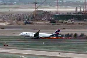 El avión accidentado en el aeropuerto de Lima