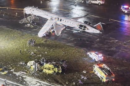 El avión accidentado en una pista en el aeropuerto LaGuardia.