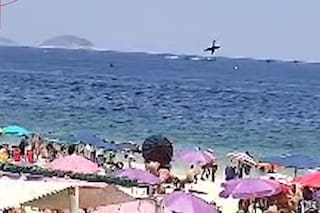 El impactante momento en que un avión ultraligero se estrelló en el mar frente a Copacabana