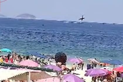 El avión, al momento de su caída