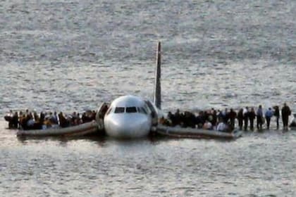 El avión amerizó en el Río Hudson con 155 personas a bordo: no hubo heridos ni muertos