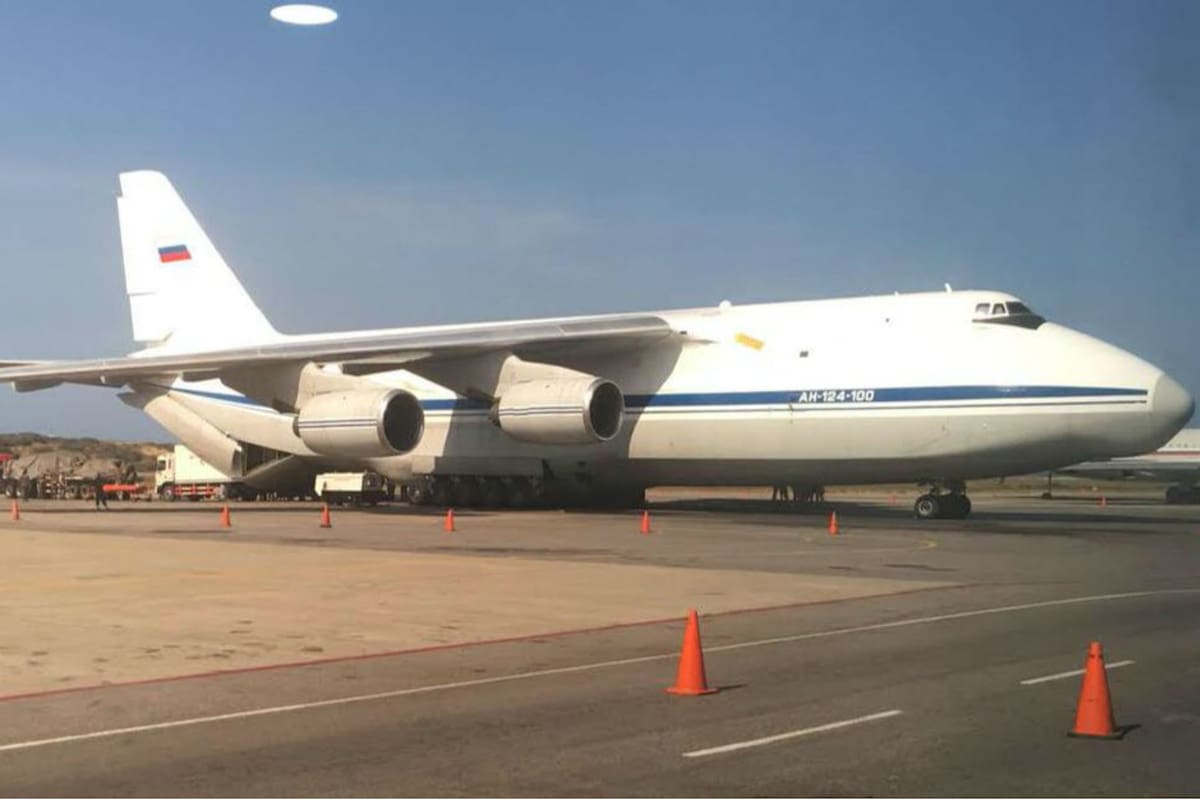 El avión Antonov 124 de la Fuerza Áerea Rusa que llegó hoy a Caracas