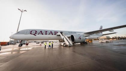 El avión aterrizó en el aeropuerto de Dublín el domingo por la tarde.