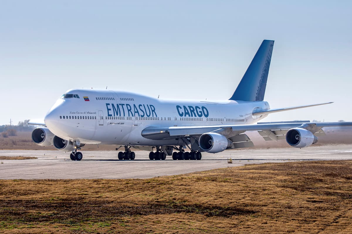 El avión Boeing 747 que era operado por la empresa venezolana Emtrasur, en la pista de aterrizaje de Córdoba, Argentina, el 6 de junio de 2022. (Foto AP /Sebastian Borsero)