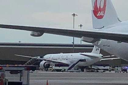 El avión Boeing 777-300ER de Singapore Airlines, vuelo SQ321 procedente del aeropuerto de Heathrow, Reino Unido, se encuentra en la pista tras solicitar un aterrizaje de emergencia en el aeropuerto internacional Suvarnabhumi de Bangkok, Tailandia, martes 21 de mayo de 2024. (Pongsakorn Rodphai via AP)