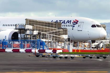 El avión Boeing 787 Dreamliner de LATAM Airlines que repentinamente perdió altitud en pleno vuelo un día antes, cayendo violentamente e hiriendo a decenas de viajeros aterrorizados, es visto en la pista del Aeropuerto Internacional de Auckland en Auckland el 12 de marzo de 2024.