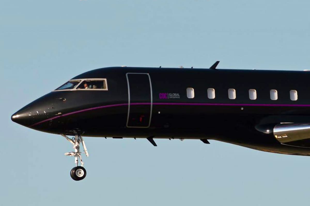 El avión Bombardier Global 5000, matrícula N18RU, en el que viajó Laura Belén Arrieta; ploteado cerca de la puerta, el logo de la empresa COC, de Leonardo Scatturice