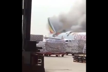 El fuselaje del avión comenzó a prenderse fuego por causas aún desconocidas. El incidente fue filmado y viralizado en las redes sociales