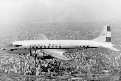 El avión DC-6 era uno de los que conformaron la flota de Aerolíneas Argentinas al año de inaugurarse el aeropuerto internacional