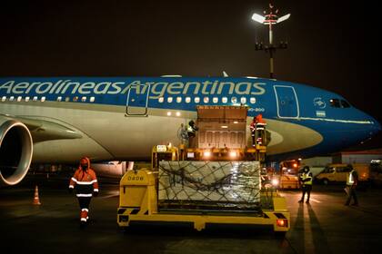 El avión de Aerolineas Argentinas cargando la vacuna Sputnik en ele aeropuerto de Moscú