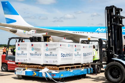 El avión de Aerolineas Argentinas descargando la vacuna Sputnik en el aeropuerto de Ezeiza