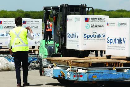 El avión de Aerolineas Argentinas descargando la vacuna Sputnik en el aeropuerto de Ezeiza