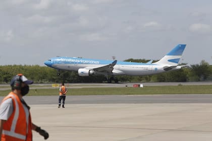 El avión de Aerolíneas Argentinas que transporta el segundo cargamento con vacunas Sputnik V aterriza en Ezeiza.