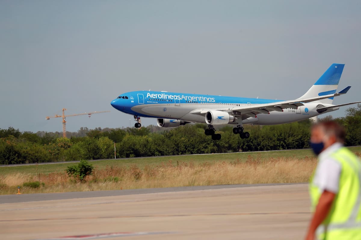 El avión de Aerolíneas Argentinas que transporta el segundo cargamento con vacunas Sputnik V aterriza en Ezeiza.