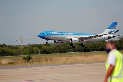 El avión de Aerolíneas Argentinas que transporta el segundo cargamento con vacunas Sputnik V aterriza en Ezeiza.