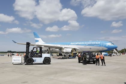 El avión de Aerolíneas Argentinas que transporta el segundo cargamento con vacunas Sputnik V aterriza en Ezeiza.