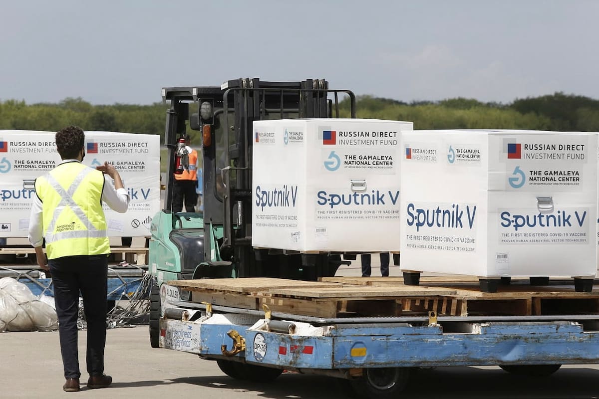 El avión de Aerolíneas Argentinas que transporta el segundo cargamento con vacunas Sputnik V aterriza en Ezeiza.