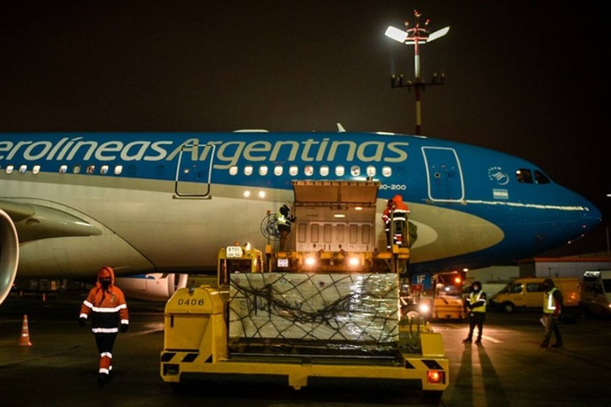 El avión de Aerolíneas transporta 300 mil dosis de la vacuna