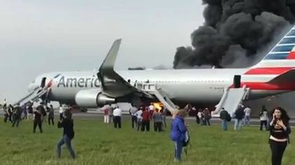 El avión de American Airlines se prende fuego hoy en Chicago