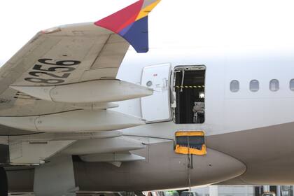 El avión de Asiana Airlines con la puerta abierta está estacionado en el Aeropuerto Internacional de Daegu. Corea del Sur