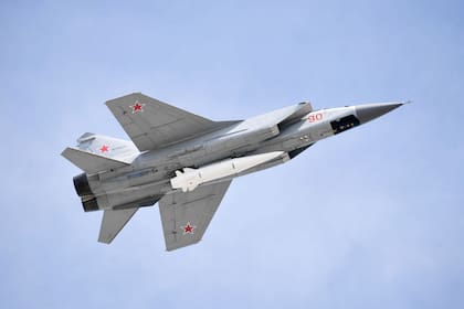 El avión de combate Mikoyan MiG-31K con misiles hipersónicos Kinzhal vuela sobre la Plaza Roja de Moscú