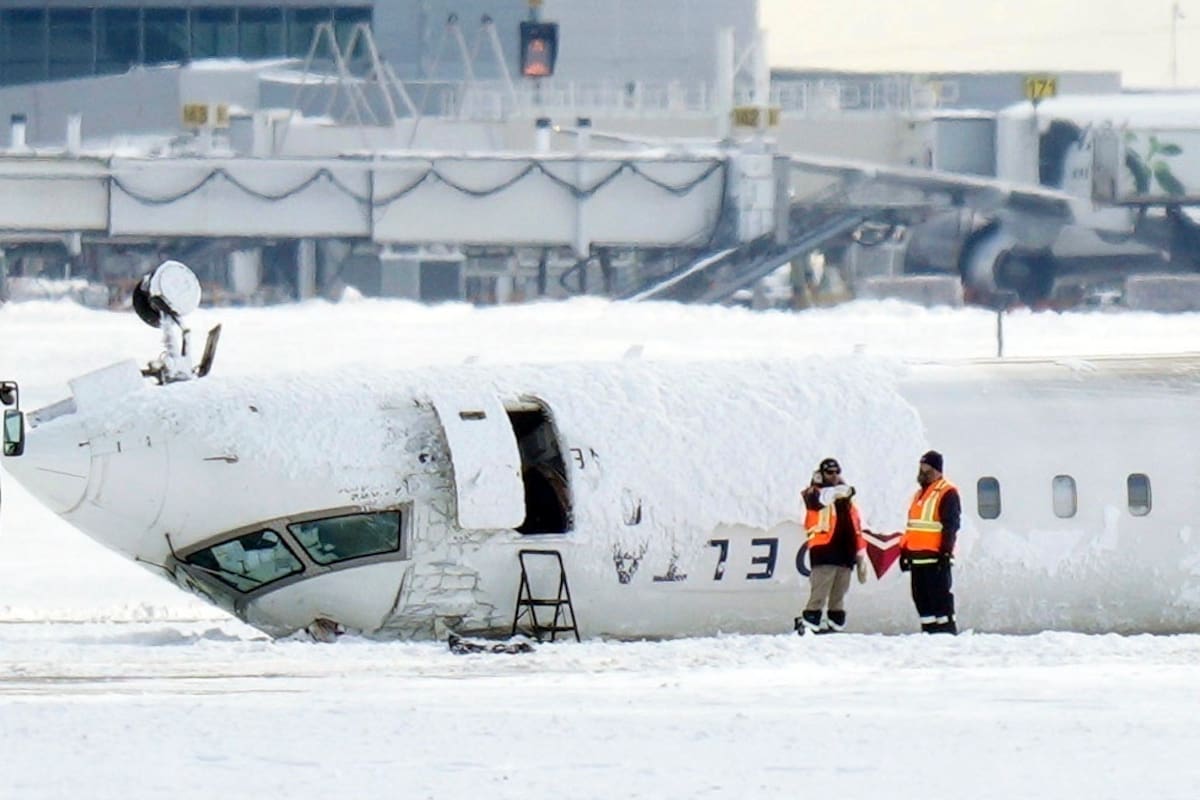 El avión de Delta Airlines volcado en el Aeropuerto Pearson de Toronto, Canadá, el 18 de febrero de 2025. (Chris Young/The Canadian Press vía AP)