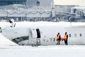 El avión de Delta Airlines volcado en el Aeropuerto Pearson de Toronto, Canadá, el 18 de febrero de 2025. (Chris Young/The Canadian Press vía AP)