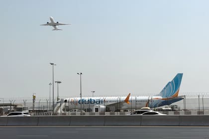 El avión de flydubai permanece en la pista del Aeropuerto Internacional de Dubái