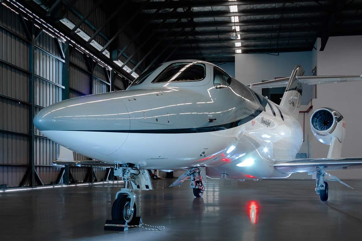 El avión de la empresa Alphacentauri en el que, según documentos publicados, viajó Adorni a Punta del Este
