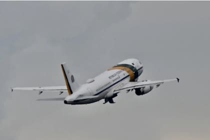 El avión de la fuerza aérea brasileña que traslada a Jair Bolsonaro y que despegó esta tarde de Brasilia con destino a Orlando